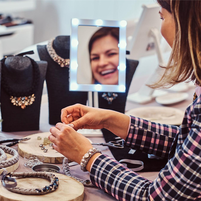 Learn How To Match Jewelry With Your Outfit