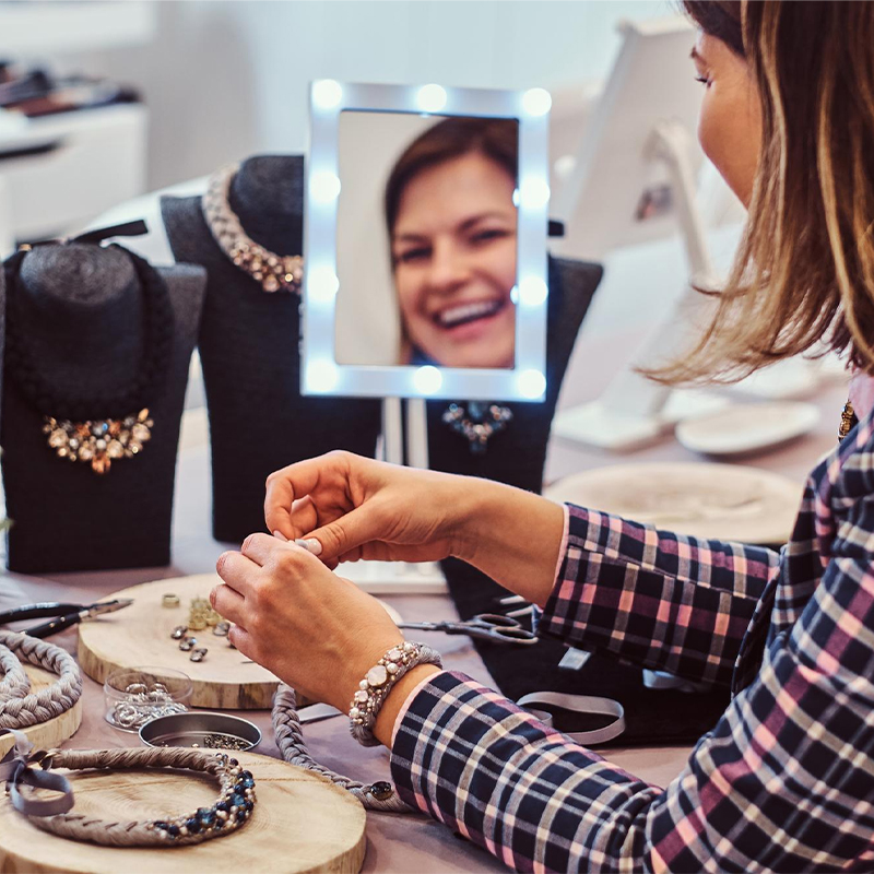 Learn How To Match Jewelry With Your Outfit